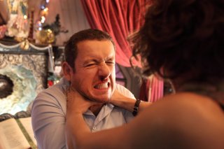 Tutta colpa del vulcano: Valérie Bonneton infierisce su Dany Boon in una scena della commedia