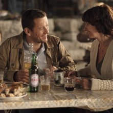 Tutta colpa del vulcano: Valérie Bonneton e Dany Boon sorridenti in una scena del film