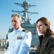 The Last Ship: Eric Dane e Rhona Mitra in una scena