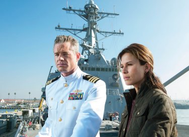 The Last Ship: Eric Dane e Rhona Mitra in una scena