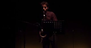 Assolo: Antonio De Matteo sul palco con il suo sassofono in una scena del film