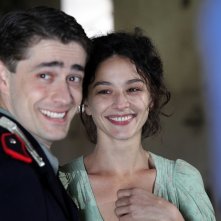 A testa alta: Giovanni Scifoni e Nicole Grimaudo in una scena