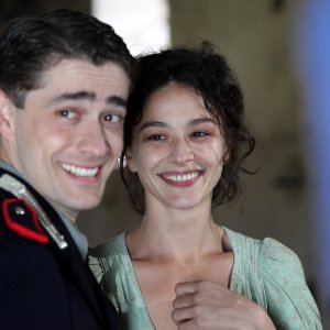 A testa alta: Giovanni Scifoni e Nicole Grimaudo in una scena