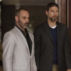 Tyrant: Adam Rayner con Ashraf Barhom in una scena della mini-serie