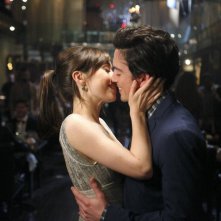 A to Z: Ben Feldman e Cristin Milioti in una scena della serie