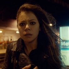 Orphan Black: Tatiana Maslany in una scena del primo episodio della serie