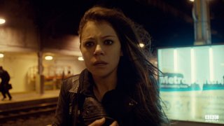 Orphan Black: Tatiana Maslany in una scena del primo episodio della serie