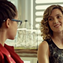 Orphan Black: Tatiana Maslany e Evelyne Brochu nell'episodio Governed By Sound Reason and True Religion