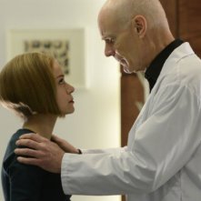 Orphan Black: Tatiana Maslany e Matt Frewer nell'episodio Knowledge Of Causes, And Secret Motion Of Things