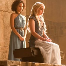 Il trono di spade: Emilia Clarke e Nathalie Emmanuel in una scena di The Mountain And the Viper