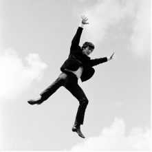 A Hard Day's Night - Tutti contro uno: John Lennon in volo verso la celebrità in una scena del documentario incentrato sui Beatles