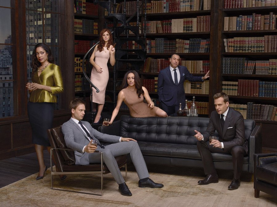 Suits: il cast della serie in un'immagine promozionale della quarta stagione