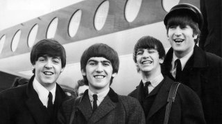 A Hard Day's Night - Tutti contro uno: una scena del film musicale sul 'fenomeno' dei mitici Beatles