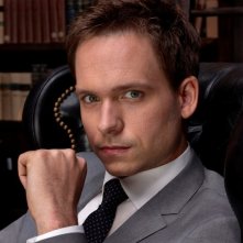 Suits: Patrick J. Adams in un'immagine promozionale della quarta stagione