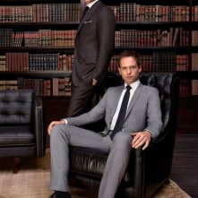Suits: Gabriel Macth e Patrick J. Adams in un'immagine promozionale della quarta stagione