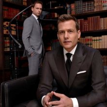 Suits: Gabriel Macht insieme a Patrick J. Adams in un'immagine promozionale della quarta stagione
