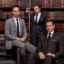 Suits: Patrick J. Adams, Gabriel Macht e Rick Hoffman in un'immagine promozionale della quarta stagione