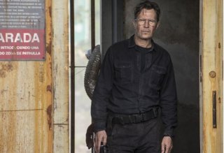 Apes Revolution: Gary Oldman in una sequenza del film
