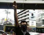 Hunger Games: i manifestanti thailandesi adottano il saluto di Katniss