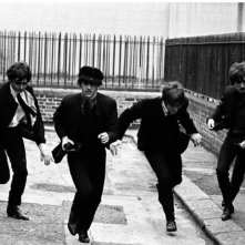 A Hard Day's Night - Tutti contro uno: un'immagine in b/n tratta dall'indimenticabile documentario dedicato ai Beatles 