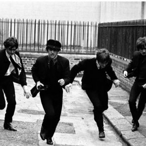 A Hard Day's Night - Tutti contro uno: un'immagine in b/n tratta dall'indimenticabile documentario dedicato ai Beatles