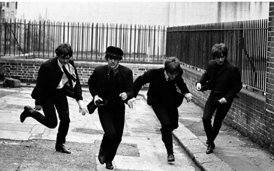 A Hard Day's Night - Tutti contro uno: un'immagine in b/n tratta dall'indimenticabile documentario dedicato ai Beatles