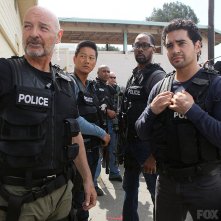 Gang Related: Terry O'Quinn, Ramon Rodriguez in una scena del primo episodio della serie