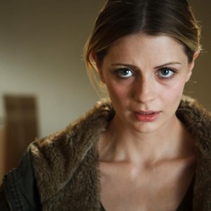 1303: lo sguardo impaurito di Mischa Barton in una scena del film