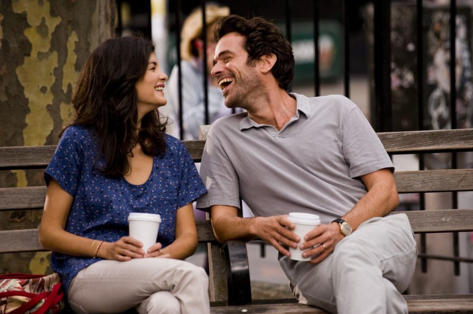 Rompicapo a New York: Audrey Tautou e Romain Duris sorridono in una scena del film