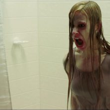 Kathleen Mackey in un'agghiacciante scena di 1303