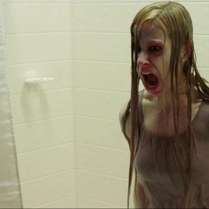 Kathleen Mackey in un'agghiacciante scena di 1303