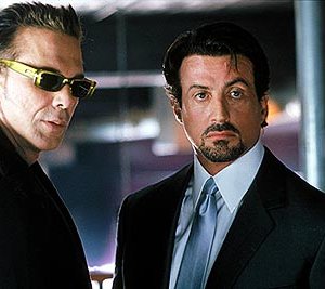 Mickey Rourke e Sylvester Stallone in una scena de La vendetta di Carter