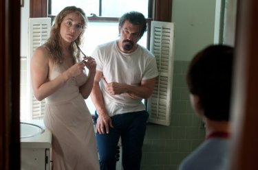 Kate Winslet e Josh Brolin in una scena di Un come tanti