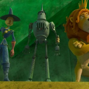 Il magico mondo di Oz: lo Spaventapasseri, l'Uomo di Latta e il Leone codardo in una buffa immagine del film