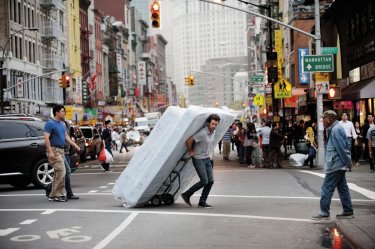 Rompicapo a New York: Romain Duris in una divertente scena del film