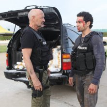 Gang Related: una scena del pilot con Terry O'Quinn e Ramon Rodriguez