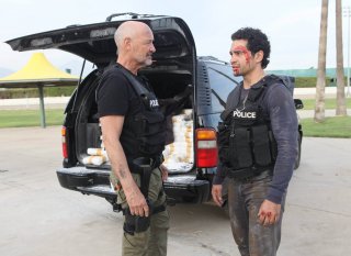 Gang Related: una scena del pilot con Terry O'Quinn e Ramon Rodriguez