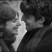 La gelosia: Louis Garrel e Anna Mouglalis sorridono in una scena