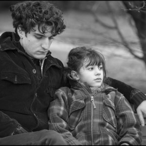 La gelosia: Louis Garrel con la piccola Olga Milshtein in una scena