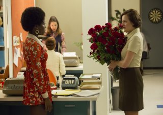 Mad Men: Elisabeth Moss e Sola Bamis nell'episodio A Day's Work