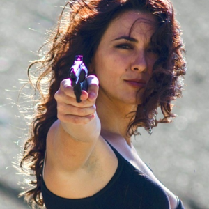 Ragazze a mano armata: Karin Proia punta la sua pistola in una scena del film