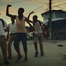 Journey to Jah - Viaggio nel Reggae: ragazzi giamaicani danzano in una scena del documentario