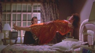 Ghostbusters - Sigourney Weaver levita sul letto.