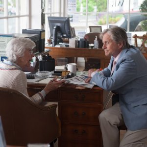 Mai così vicini: Michael Douglas con Frances Sternhagen in una scena del film