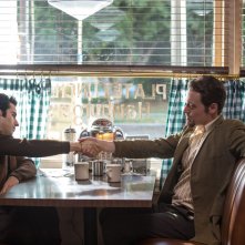 Jersey Boys: Erich Bergen con John Looyd Young in una scena del film