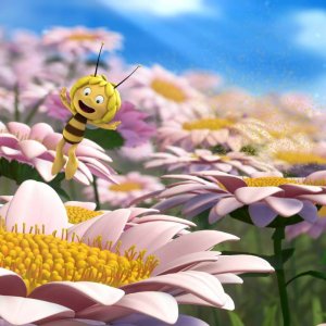 L'ape Maia - Il film: Maia svolazza sui fiori in una scena del film