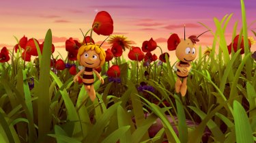 L'ape Maia - Il film: Maia e Willy svolazzano felici nel prato in una scena