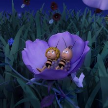 L'ape Maia - Il film: Maia e Willy si riposano di notte nel prato in una scena del film