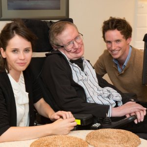 Eddie Redmayne e Felicity Jones in compagnia di Stephen Hawking durante le riprese di Theory of Everything