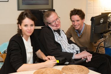 Eddie Redmayne e Felicity Jones in compagnia di Stephen Hawking durante le riprese di Theory of Everything